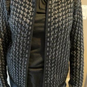 Tahari cardi zips up front, pattern woven gray blk